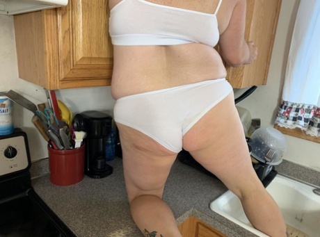 Middle aged BBW Sexy Nebbw shows her big tits and butt in a kitchen - pornpics.de