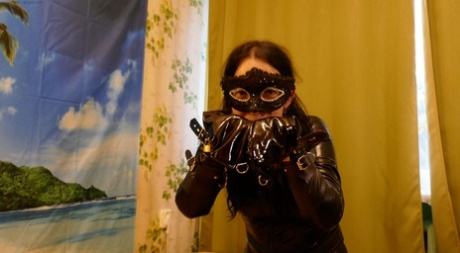 Amateur model works clear of cuffs in leather clothing and a mask - pornpics.de