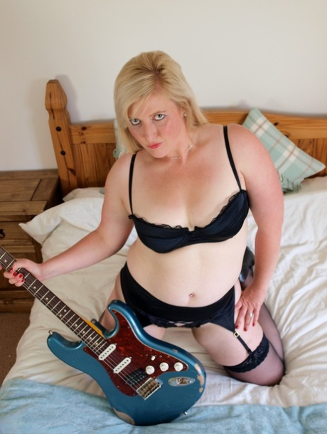Chubby blonde Samantha fingers her pussy while holding an electric guitar - pornpics.de