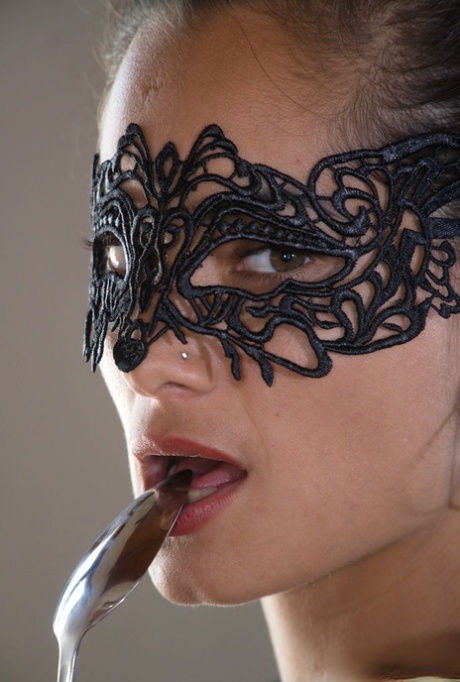 Hot female Solange sports a mask while inserting fine cutlery into her pussy - pornpics.de