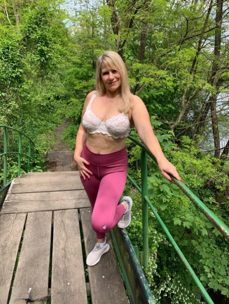 Middle-aged amateur Sweet Susi exposes her ass and tits while on a footbridge - pornpics.de