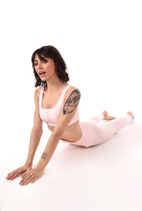 Barefoot Latina female Sasha Meow doffs spandex workout wear to get bare naked - pornpics.de