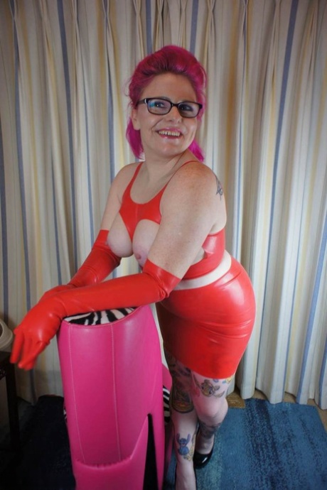 Amateur model Mollie Foxxx looses her big tits and butt from latex clothing - pornpics.de