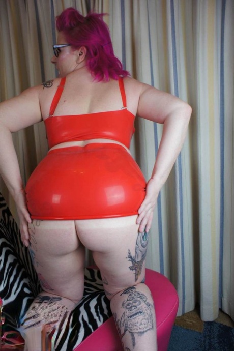 Amateur model Mollie Foxxx looses her big tits and butt from latex clothing - pornpics.de