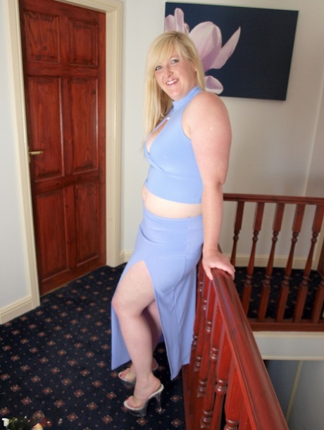 Blonde plumper Samantha strips down to her heels for her first nude shoot