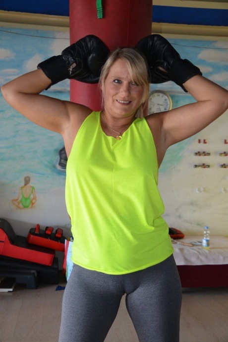 Middle-aged blonde Sweet Susi gets naked after working out with a punching bag - pornpics.de