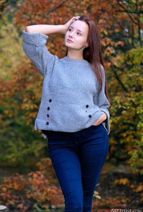漂亮的年轻女孩的屁股，在树林里完全裸露出来