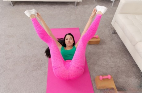 Young brunette Alex Coal gets totally naked while exercising and doing yoga - pornpics.de