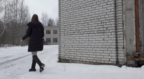 高加索女孩瓦尔雅躲在建筑物后面，在雪地里小便。