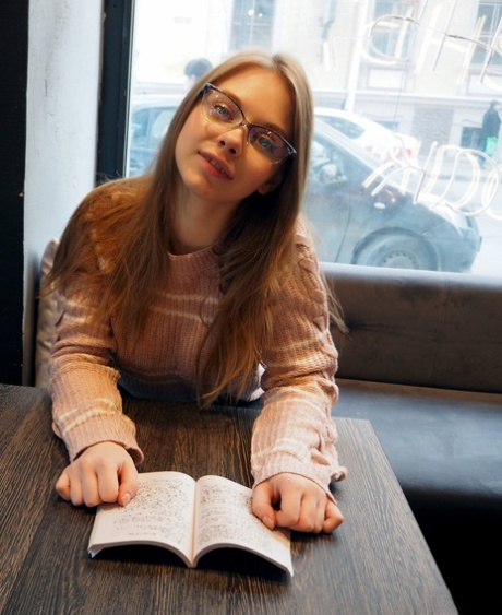 Der streberhafte Bücherwurm Siya befreit ihren tollen Körper in High Heels