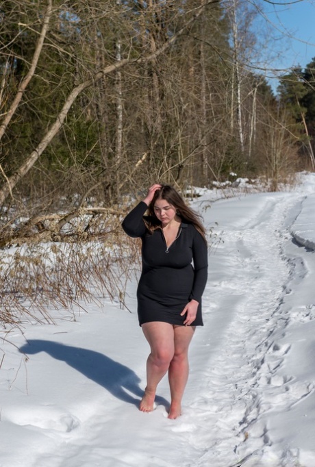 BBW独身女孩被球塞住嘴，被捆绑在雪地上的裸体。