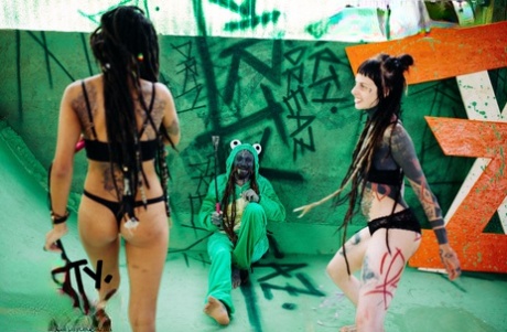另类女孩在户外分享女同性恋舌吻