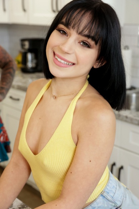 Aria Valencia和Lolly Dames在床上的四人组中交换性伴侣