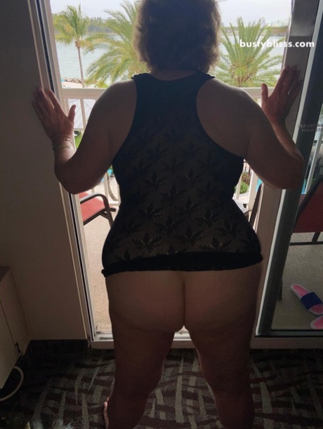 成熟丰满的 Busty Bliss 同时取悦两根鸡巴