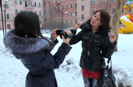 少女在外面寒冷的雪地上进行火热的女同性恋性行为