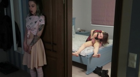 饥渴女孩边看一对情侣做爱边自慰，然后自己来一次 BJ
