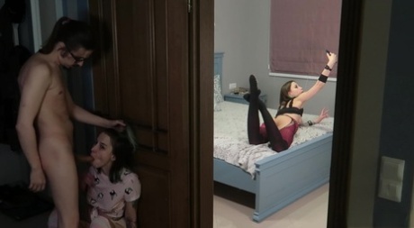 饥渴女孩边看一对情侣做爱边自慰，然后自己来一次 BJ