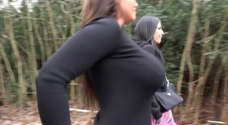 塞莱娜和女友在乡村小路上蹲着小便