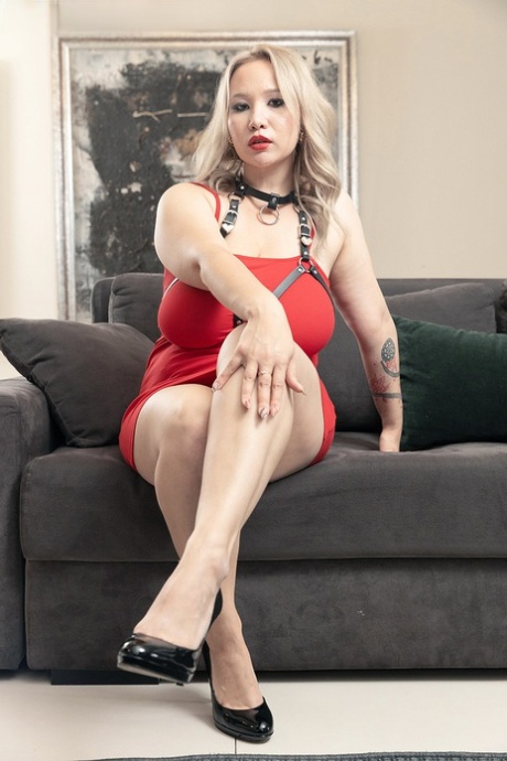 金发 MILF Katie Rose 裸露双腿，尽情释放翘臀