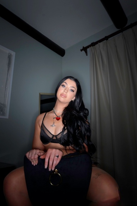 黑发 MILF Holly Day 一边摇晃着她的战利品，一边向她的男性朋友打招呼