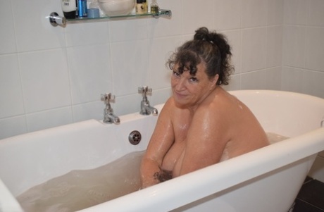 Mature fatty Busty Kim 在洗澡时展示她的大乳房