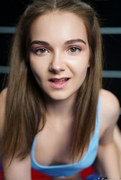 甜美少女 Purr Simona 在拳击场上一丝不挂