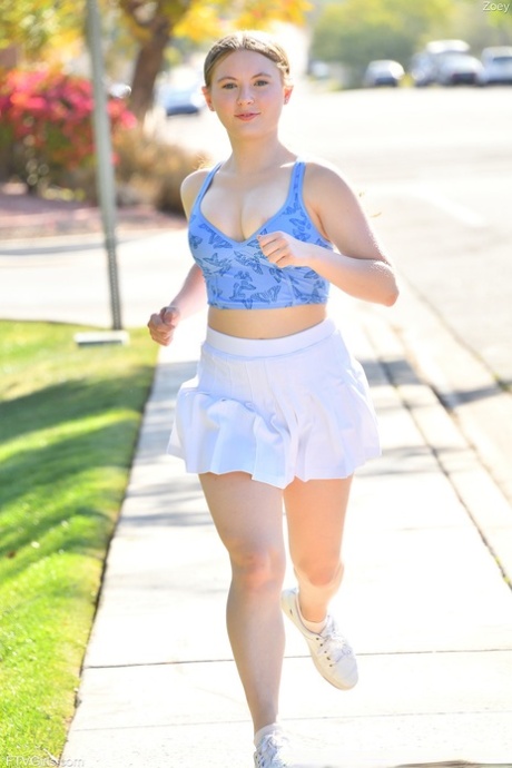 可爱的业余选手 Zoey Zimmer 在公共人行道上露出坚挺的乳房