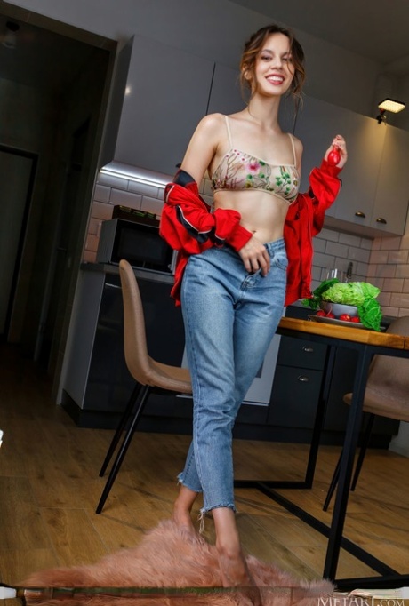 华丽少女吉塞尔全裸喝蔬菜汁