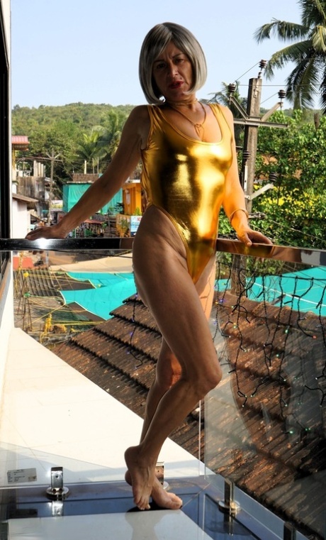 金发碧眼的 Diana Ananta 在单人表演中露出坚挺的乳房