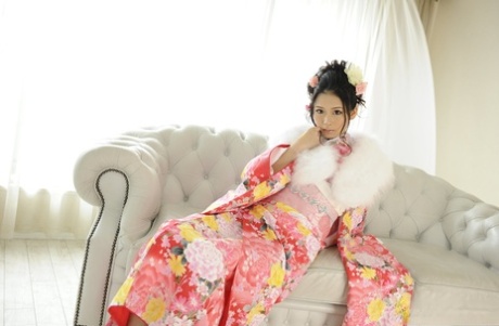 日本美女西野亚子在沙发上脱掉传统服装工作