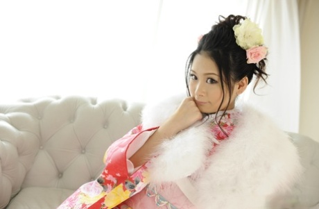 日本美女西野亚子在沙发上脱掉传统服装工作