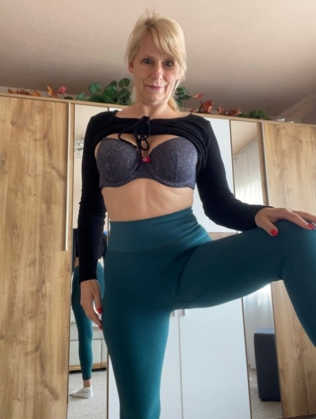 中年金发女郎 Sweet Susi 在家中锻炼时一丝不挂