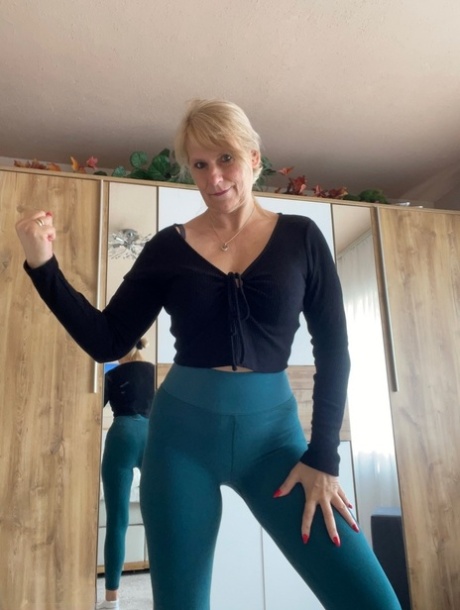 中年金发女郎 Sweet Susi 在家中锻炼时一丝不挂