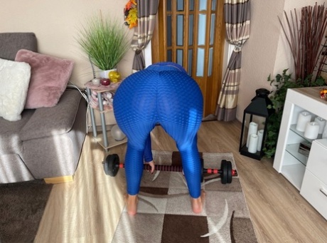 中年金发女郎 Sweet Susi 在家中锻炼时一丝不挂