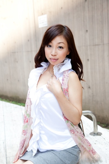 漂亮的日本女孩 Shiori Mizoguchi 穿着衣服做模特