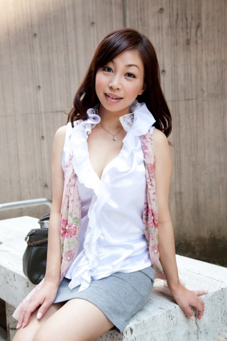 漂亮的日本女孩 Shiori Mizoguchi 穿着衣服做模特