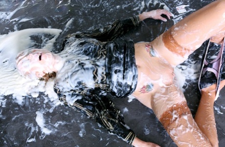 Fully clothed blonde hikes up a black skirt while getting plastered in slime - pornpics.de