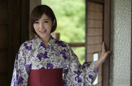 日本美女羽川琉奈从和服中解放坚挺乳房
