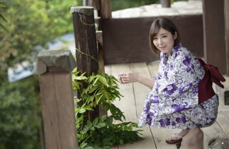 日本美女羽川琉奈从和服中解放坚挺乳房