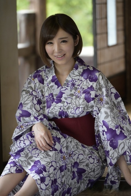 日本美女羽川琉奈从和服中解放坚挺乳房