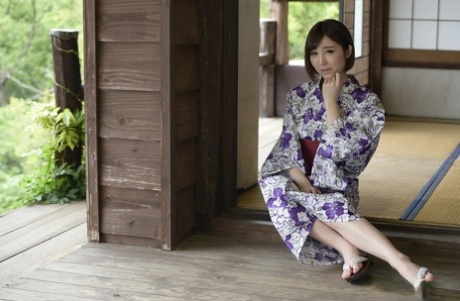 日本美女羽川琉奈从和服中解放坚挺乳房
