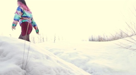 独奏女孩与粉红色的头发光环需要一个小便在白雪复盖的地面