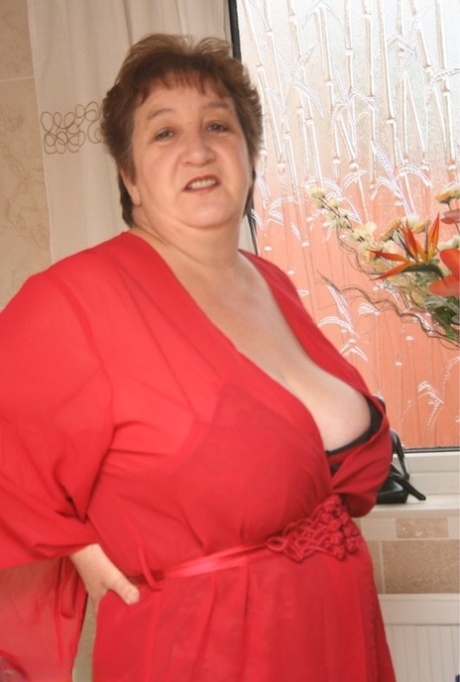 Mature British fatty Kinky Carol sets her huge boobs free of sexy lingerie