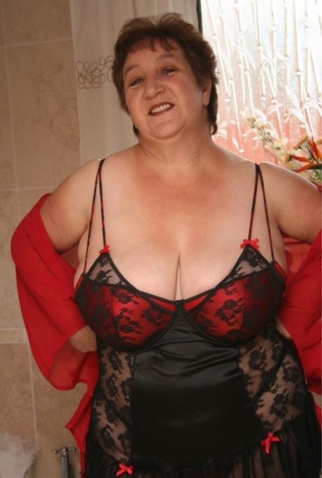 Mature British fatty Kinky Carol sets her huge boobs free of sexy lingerie