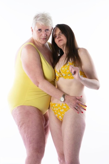 Older lady Reckless Temptation tongue kisses a granny lesbian