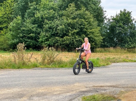 Amateur model Katerina Hartlova gets naked while riding a bicycle