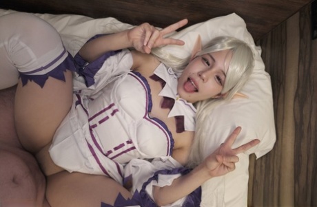 金发碧眼的cosplayer与一个多汁的屁股Miu秋野得到一个饼在POV性爱