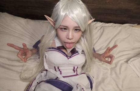 金发碧眼的cosplayer与一个多汁的屁股Miu秋野得到一个饼在POV性爱