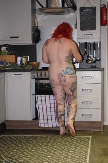 Tattooed British lady Mollie Foxxx does her housework in the nude