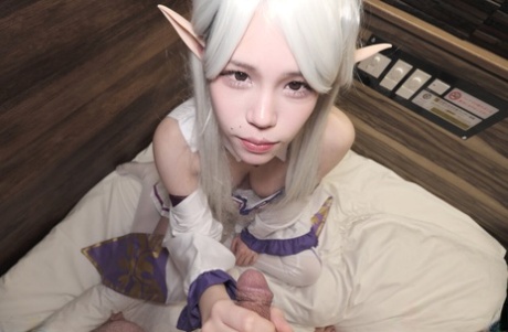 可爱的金发 Cosplayer Miu Akino 在 POV 口交过程中被喷得满脸通红